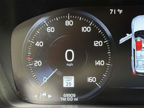 Used 2020 Volvo XC90 T6 Momentum w/ Protection Package Premier image 5