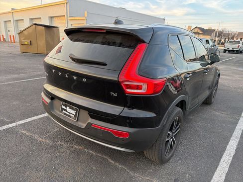 Used 2020 Volvo XC40 T4 Momentum image 8
