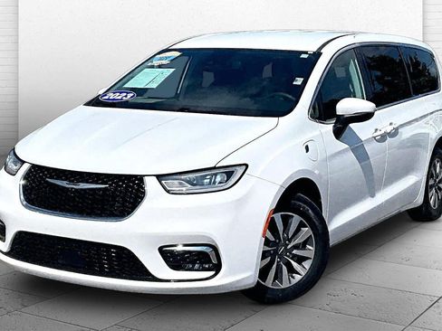 Used 2023 Chrysler Pacifica Touring-L FWD image 11