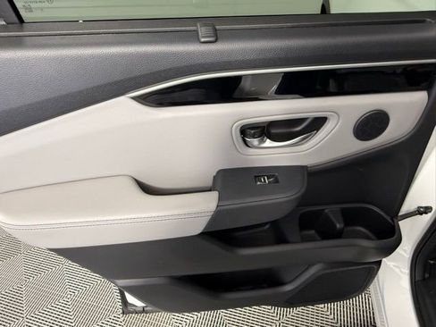 Used 2025 Honda Pilot EX-L image 37