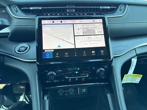 Used 2023 Jeep Grand Cherokee Limited image 21