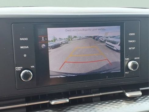 Used 2024 Kia Carnival LX FWD image 9