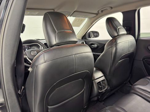 Used 2017 Jeep Cherokee Trailhawk w/ Cold Weather Group image 32