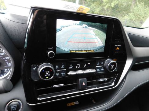 Used 2024 Toyota Highlander XLE FWD image 4