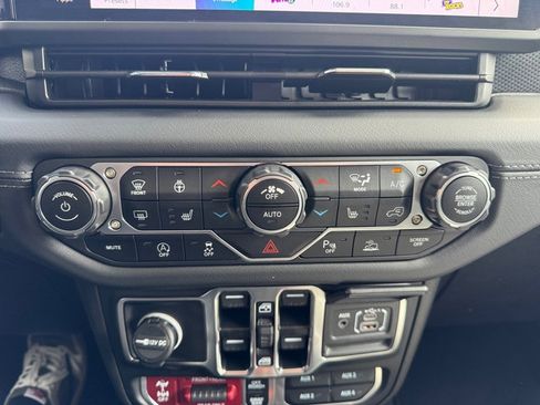 Used 2025 Jeep Gladiator Rubicon w/ Safety Group image 22