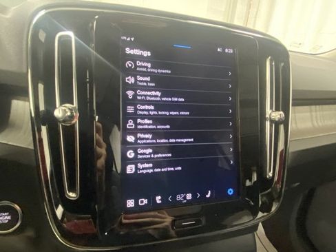 Used 2025 Volvo XC40 B5 Core image 24