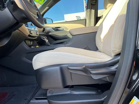 Used 2023 Chevrolet Traverse LS image 18