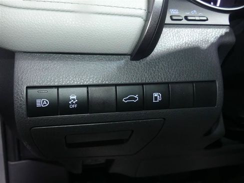 Used 2018 Toyota Camry XLE FWD image 29