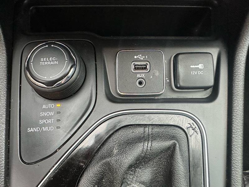 Used 2021 Jeep Cherokee Limited AWD/4WD image 24