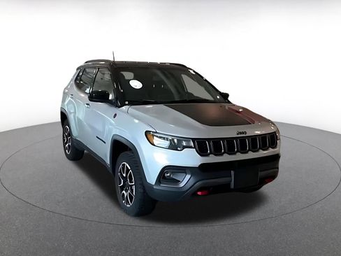 Used 2025 Jeep Compass Trailhawk w/ Trailer Tow Group AWD/4WD image 3