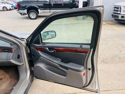 Used 2004 Cadillac De Ville w/ Equipment Group image 7