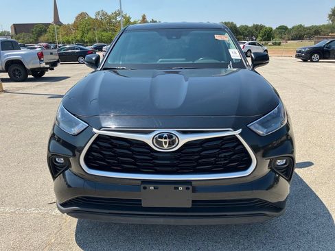 Used 2024 Toyota Highlander LE AWD/4WD image 2