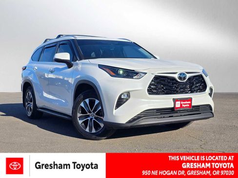 Certified 2024 Toyota Highlander XLE AWD/4WD image 1