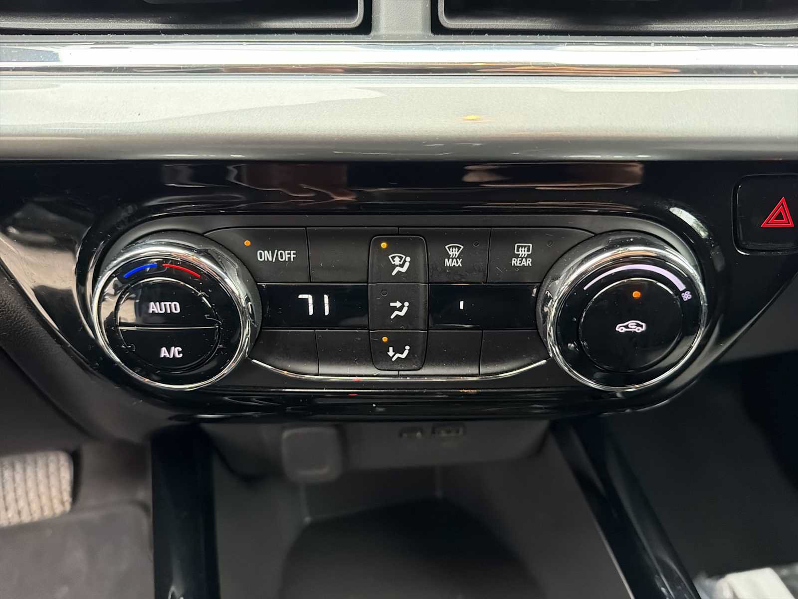 Used 2025 Chevrolet Trax LT FWD image 19