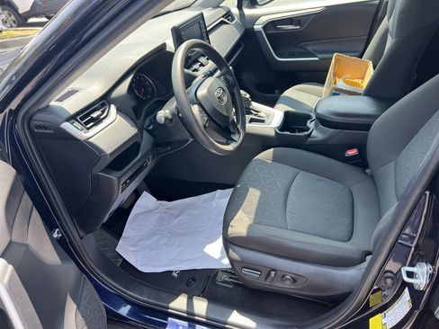 Used 2022 Toyota RAV4 XLE w/ Convenience Package FWD image 16