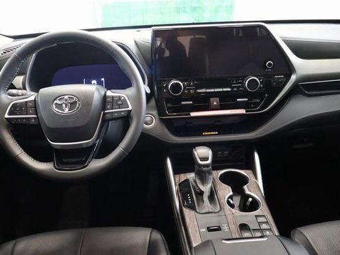 Used 2024 Toyota Highlander Limited image 16