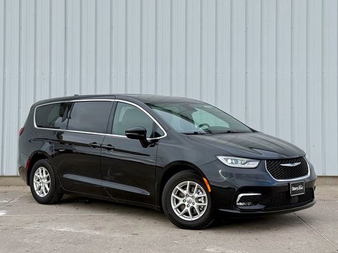 Used 2025 Chrysler Pacifica Select image 8