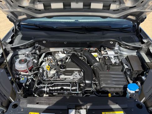 Used 2025 Volkswagen Taos SE image 32