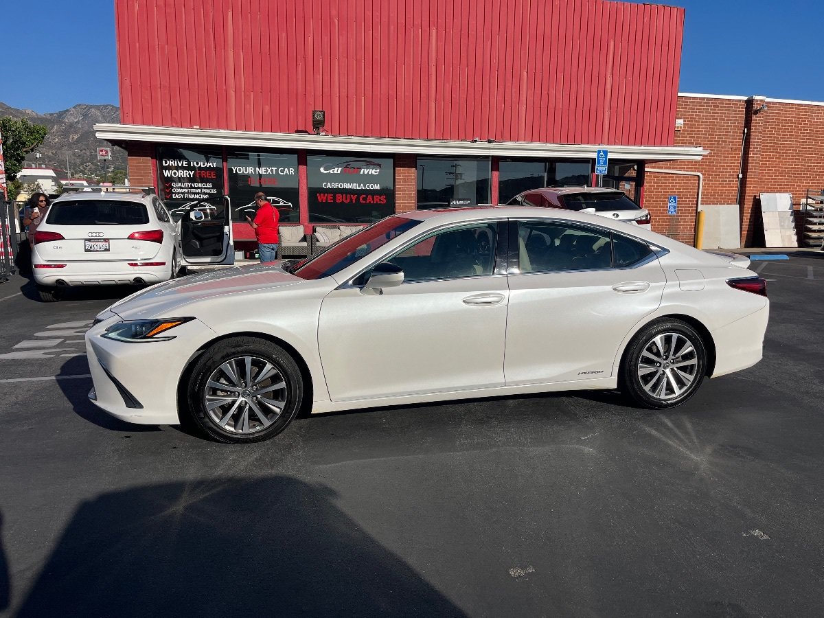 Used 2021 Lexus ES 300h w/ Accessory Package FWD image 3