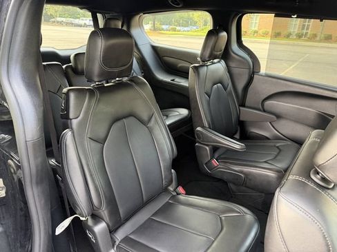 Used 2025 Chrysler Pacifica Select FWD image 30
