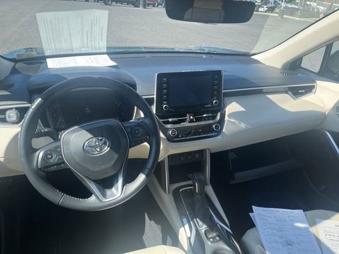 Used 2022 Toyota Corolla Cross XLE w/ Convenience Package image 11