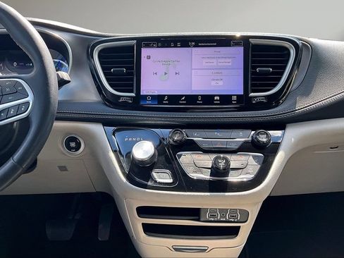 Used 2023 Chrysler Pacifica Touring-L FWD image 10