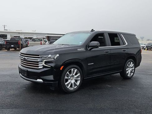 Used 2024 Chevrolet Tahoe High Country RWD image 2