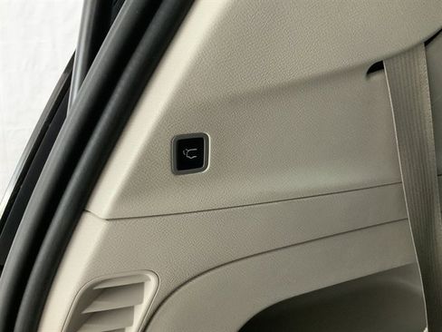 Used 2023 Chrysler Pacifica Limited image 9