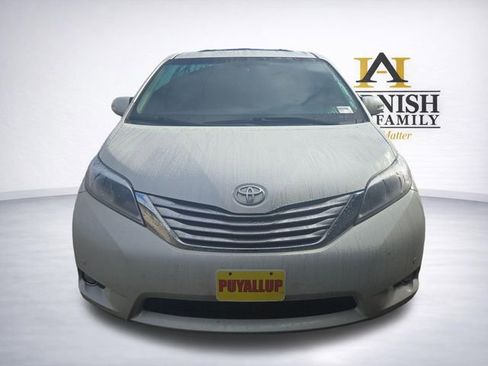 Used 2017 Toyota Sienna XLE image 2