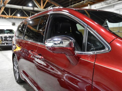 Used 2020 Chrysler Pacifica Limited FWD image 67