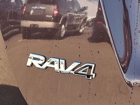 Used 2018 Toyota RAV4 XLE image 32