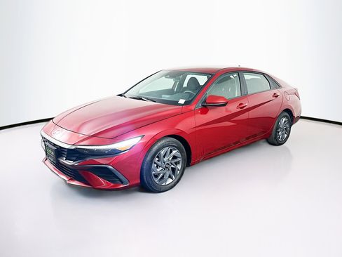 Used 2024 Hyundai Elantra SEL image 3