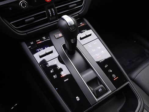 Certified 2024 Porsche Macan image 13