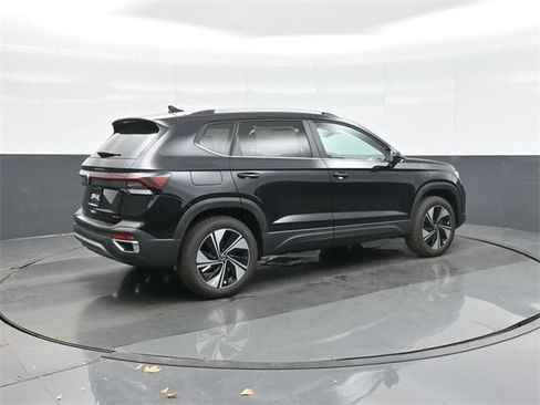 New 2026 Volkswagen Taos SE image 7