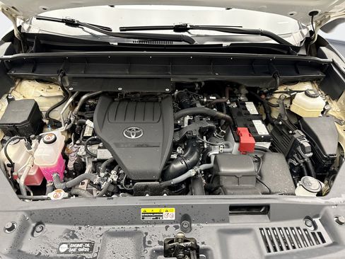 Used 2024 Toyota Highlander XLE AWD/4WD image 29