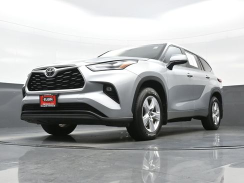 Used 2024 Toyota Highlander LE AWD/4WD image 28