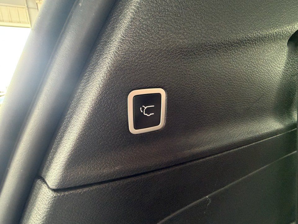 Used 2025 Chrysler Pacifica Limited FWD image 32