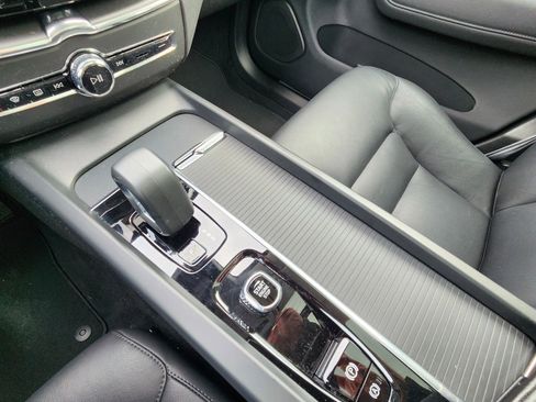 Used 2025 Volvo XC60 B5 Core image 32