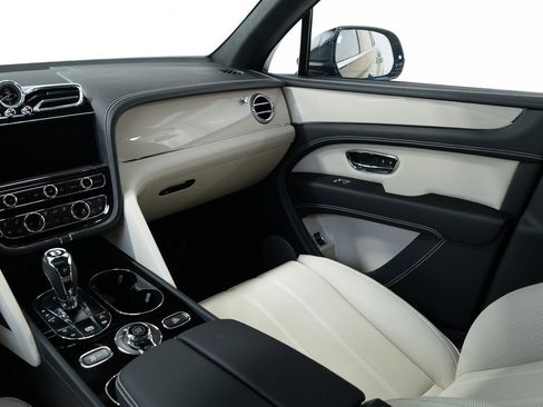 New 2025 Bentley Bentayga V8 image 29