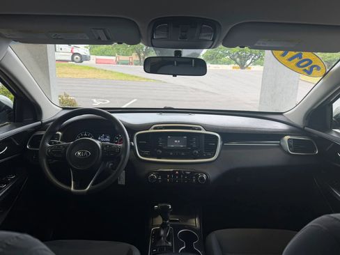 Used 2017 Kia Sorento LX FWD image 9