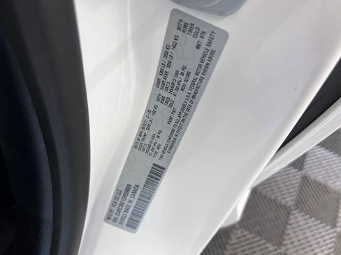 Used 2025 Chrysler Pacifica Select AWD/4WD image 18