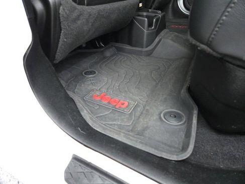 Used 2022 Jeep Gladiator Overland w/ Cold Weather Group image 16