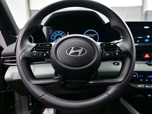 Certified 2025 Hyundai Elantra Limited image 23