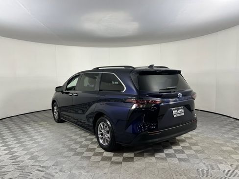 Used 2024 Toyota Sienna XLE image 8