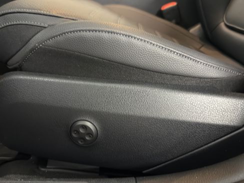 Used 2025 Mercedes-Benz C 300 Sedan image 10