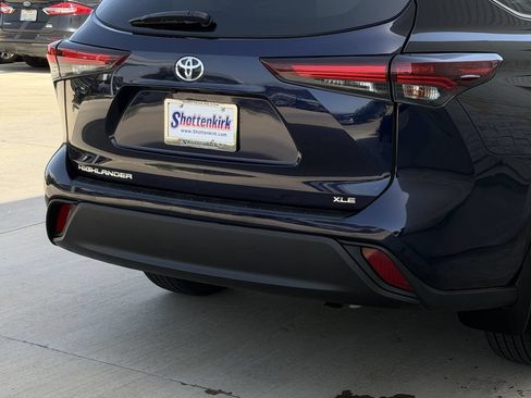 Used 2024 Toyota Highlander XLE FWD image 6