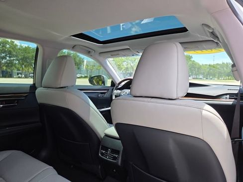 Used 2017 Lexus ES 300h w/ Luxury Package FWD image 12