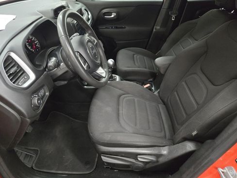 Used 2018 Jeep Renegade Latitude FWD image 7