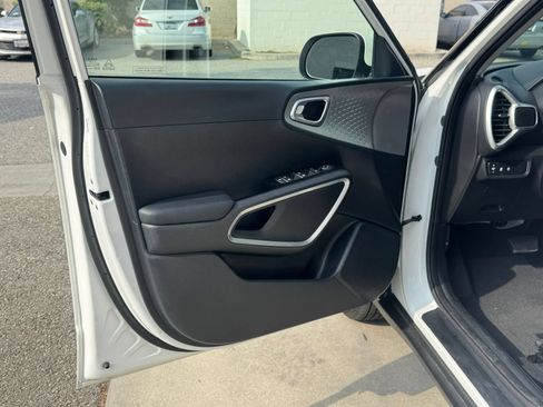 Used 2025 Kia Soul LX w/ LX Technology Package FWD image 18