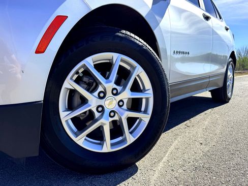 Used 2022 Chevrolet Equinox LT image 2